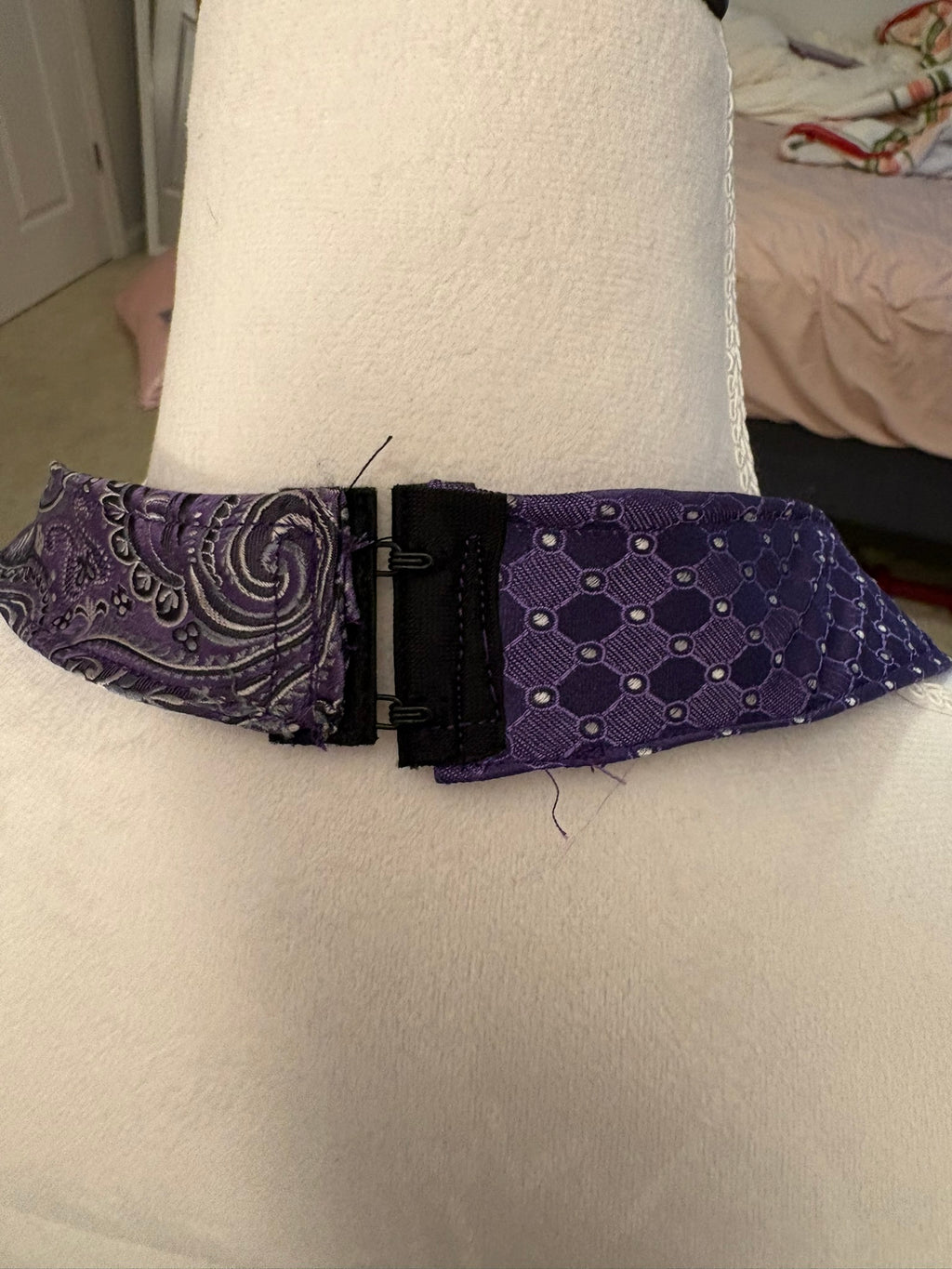 Hook and eye closure at the neck.